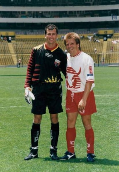 Los futbolistas Félix Fernández y Miguel 'Piojo' Herrera.