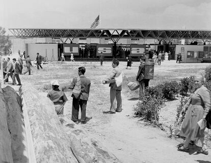 Exterior del pabellón de los Estados Unidos en la Feria de Muestras de Madrid 1959.