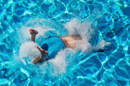 Un hombre se zambulle en una piscina de Núremberg, Alemania.