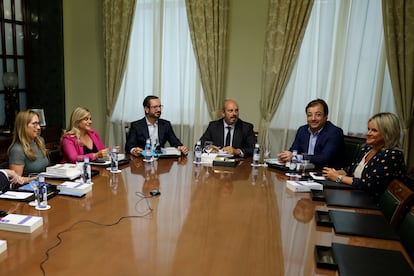 Miembros de la Mesa del Senado: la secretaria tercera, María Ángeles Luna Morales; la secretaria primera, Eva Ortiz; el vicepresidente primero, Javier Maroto; el presidente, Pedro Rollán; el vicepresidente segundo, Guillermo Fernández Vara; y la secretaria segunda, María del Mar Blanco.