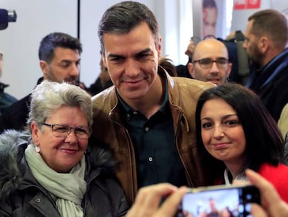 Pedro Sánchez se fotografía con militantes tras votar este sábado en la consulta del PSOE.