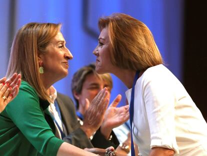 La secretaria general del Partido Popular, María Dolores de Cospedal (d), saluda a la presidenta del Congreso, Ana Pastor (i).