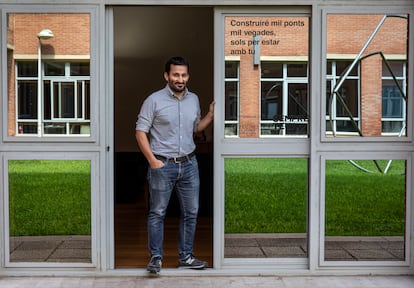 Vicent Marzà, consejero de Educación de la Generalitat valenciana, en la puerta de su despacho.