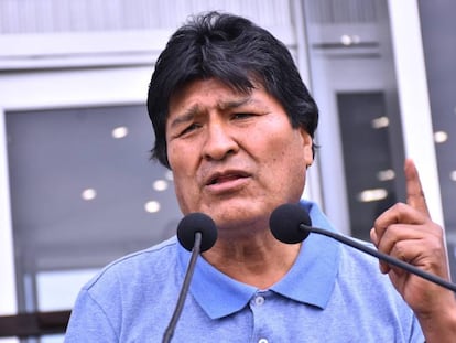 Evo Morales durante su llegada al aeropuerto de Ciudad de México, este martes.