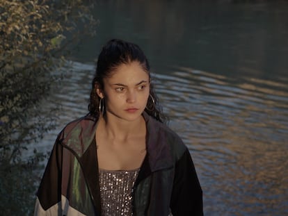 La actriz Luna Pamies, en una secuencia de la película de Elena López Riera, 'El agua'.