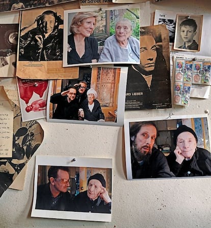 En el salón que da al patio trasero hay un corcho con múltiples fotos de la vida de la artista. En esta imagen, Bourgeois junto a Jerry Gorovoy (su asistente) y junto al cantante de U2 Bono.