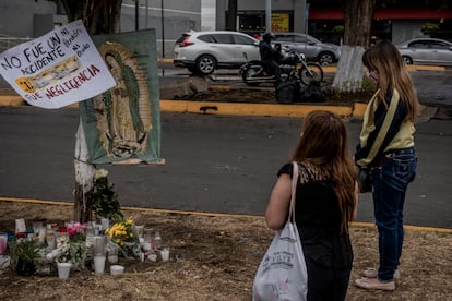 Altar improvisado en la zona donde del desplome de la Línea 12 en Ciudad de México