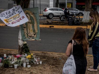 Un grupo de mujeres ofrecen una oración en un altar improvisado en la zona donde del desplome de la Línea 12 en Ciudad de México.