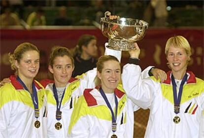 Las tenistas belgas alzan el trofeo.