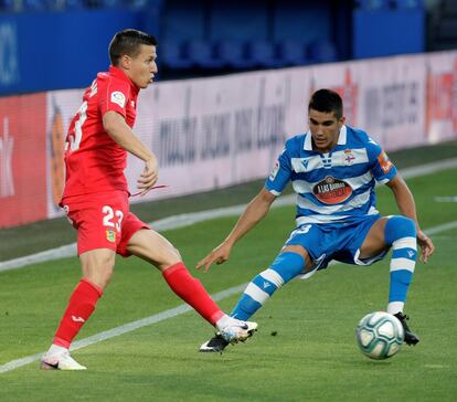 El defensa del Fuenlabrada José Fran (izquierda) pelea un balón con el centrocampista del Deportivo Jorge Valín durante el partido disputado entre ambos equipos el pasado 7 de agosto en Riazor.