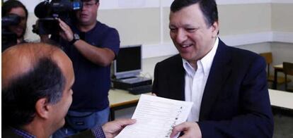 El presidente de la Comisión Europea, el portugués José Manuel Durao Barroso, ejerce su derecho al voto durante las elecciones al Parlamento europeo en un colegio electoral de Lisboa, Portugal.