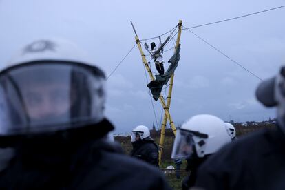 Activistas climáticos que resisten al desalojo de la policía en Luetzerath.