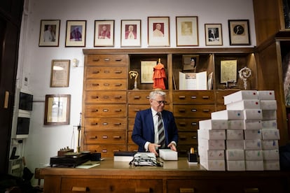 El mostrador de la sastrería Gammarelli, famosa en el centro de Roma, con las fotos de todos los Papas a los que fabricaron vestidos.