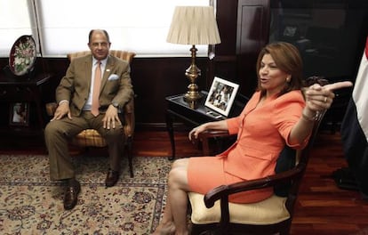 Laura Chinchilla con Luis Guillermo Sol&iacute;s.