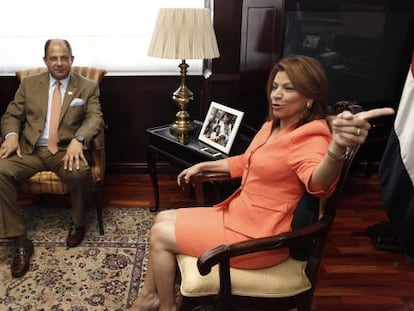 Laura Chinchilla con Luis Guillermo Sol&iacute;s.