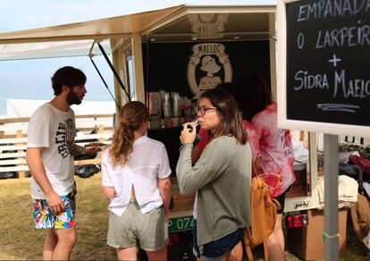 Una chica, participante del festival, degusta un vaso de sidra en uno de los puestos del evento.