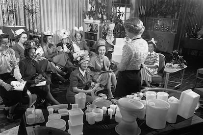 Imagen tomada en una de las fiestas Tupperware en 1950.