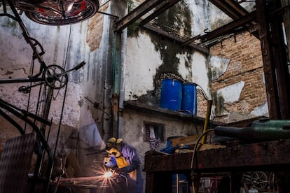 Como en el casco antiguo de La Habana escasea el suelo, las parcelas cuyos edificios se han derrumbado se dedican rápidamente a un nuevo uso. Esta, por ejemplo, fue convertida en un taller mecánico al aire libre.