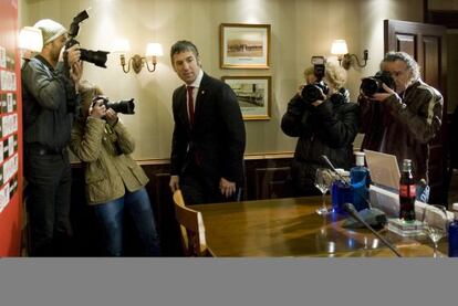 Josu Urrutia, antes de la rueda de prensa en Ibaigane.