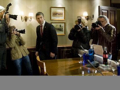 Josu Urrutia, antes de la rueda de prensa en Ibaigane.