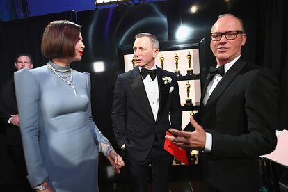 Charlize Theron, Daniel Craig y Michael Keaton, un momento de complicidad antes de que este último entregara el Oscar a mejor montaje.