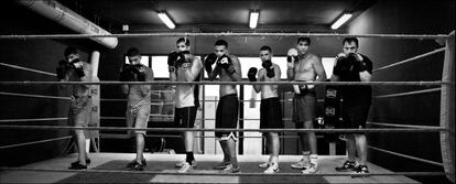 Los combates de Javi son duros. Ahora los organiza en el gimnasio para evitar problemas, pero hasta hace dos meses se disputaban en su chatarrería: tres naves gigantes a menos de un kilómetro del gimnasio.