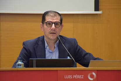 El presidente de la comisión de Relaciones Laborales de la patronal, Luis Pérez, durante la presentación del informe del mercado laboral, el 11 de febrero de 2025.