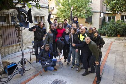 Parte del equipo técnico y actoral de la película<b><i> El mundo es nuestro</b></i>, ayer durante el rodaje en el barrio sevillano de Triana.