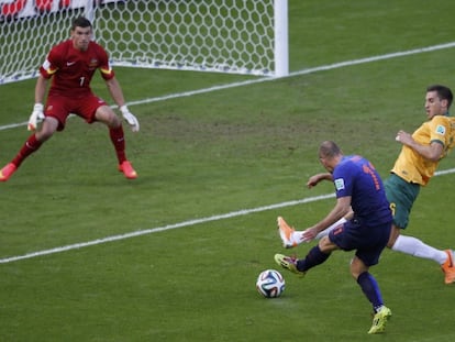 Robben dispara para marcar o primeiro gol da Holanda.