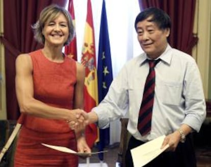 La secretaria general de Agricultura y Alimentación, Isabel García Tejerina, y el presidente de la empresa china Wahaha, Zong Qinghou, tras la firma hoy en Madrid de un acuerdo para el seguimiento del proceso de apertura al mercado chino de las empresas españolas.