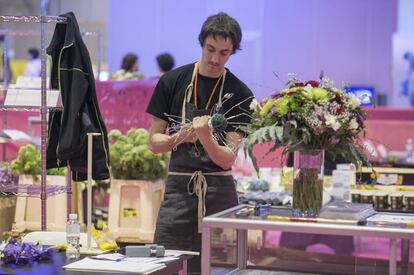 El representante en la competición de floristería por la Comunidad de Madrid, Fabian Herraiz en el SpainSkills este jueves en Ifema.