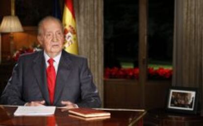 El Rey Juan Carlos se dirige a los espa&ntilde;oles desde el Palacio de La Zarzuela en el tradicional mensaje de Navidad del monarca, en el que repasa los principales acontecimientos pol&iacute;ticos, sociales y econ&oacute;micos ocurridos en 2013.