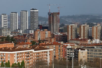 Varias grúas se alzan sobre el cielo de Bilbao.