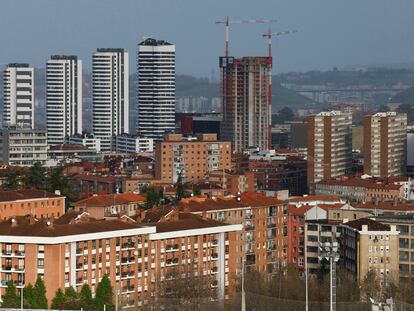 Varias grúas se alzan sobre el cielo de Bilbao.