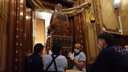 El momento en el que la Mercè es sacada de su camarín de la basílica para ser llevada a Valldoreix, el martes 5 de octubre.