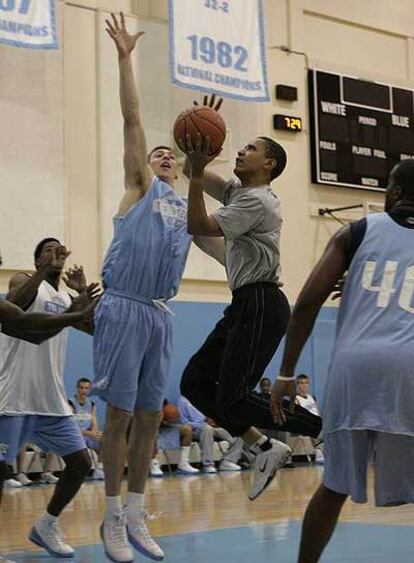 Obama (derecha) juega a baloncesto en una universidad de Carolina del Norte.