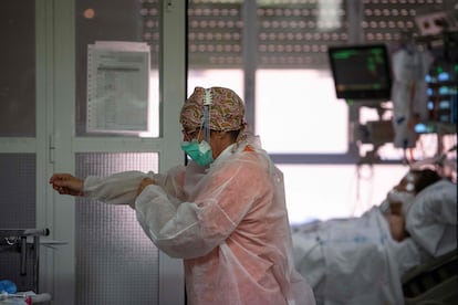 Una sanitaria en la UCI del hospital Príncipe de Asturias en Alcalá de Henares (Madrid), el pasado abril.