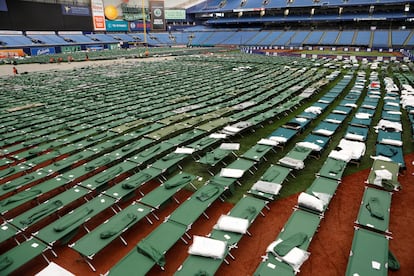 Un estadio de béisbol será un centro de operaciones ante la llegada del huracán Milton, en San Petersburgo, Florida.