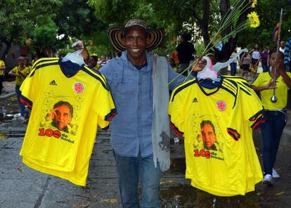 Un hombre vende camisetas de la selección de fútbol de Colombia con la imagen del fallecido escritor colombiano y premio Nobel de literatura Gabriel García Márquez, en Aracataca (Colombia).