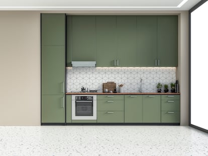 Una moderna cocina en color verde y con suelo de terrazo.