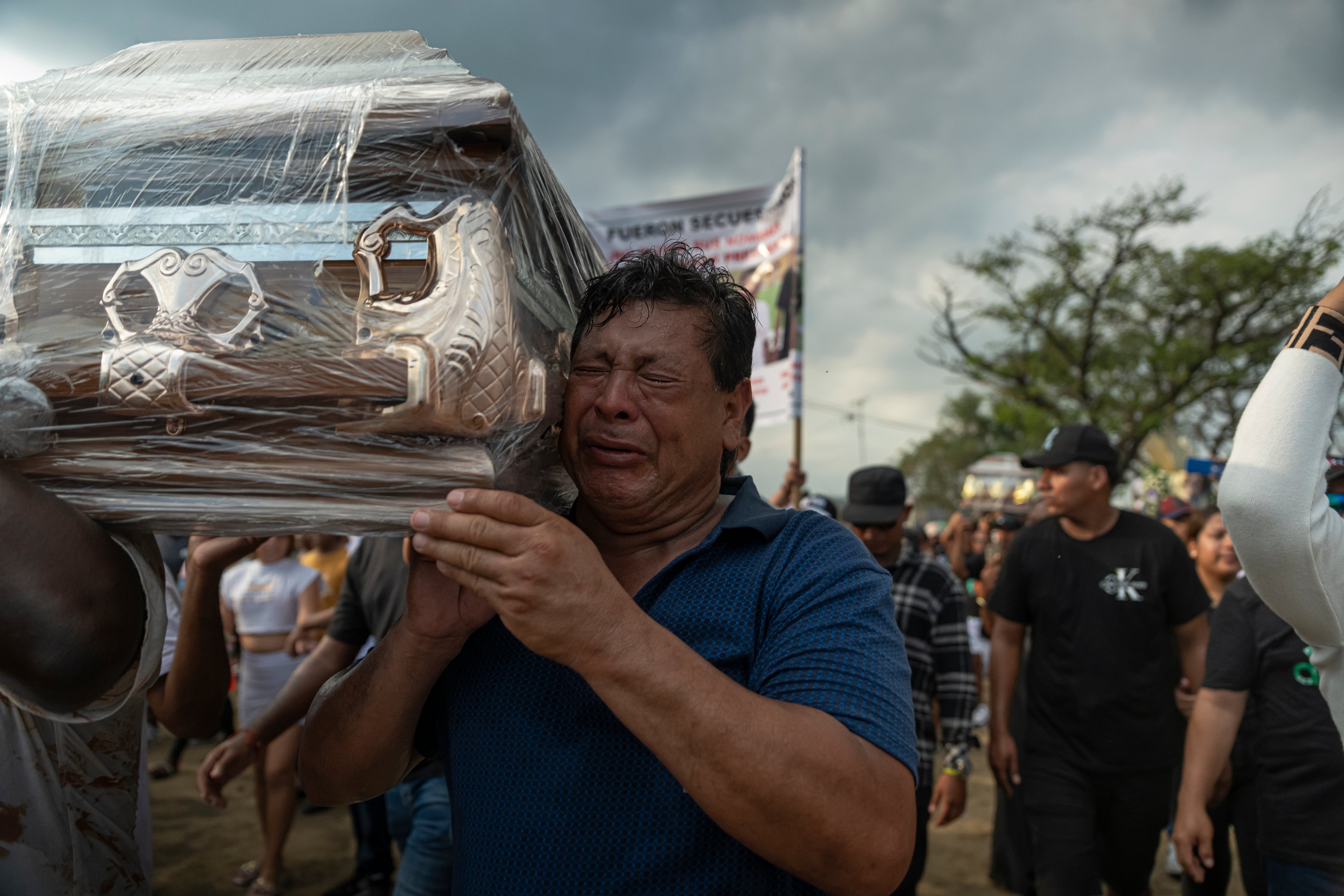 Familiares y amigos participan en los entierros de cuatro jóvenes.