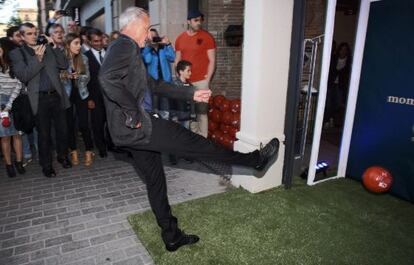 Cruyff, en la inauguración de una tienda en Barcelona.