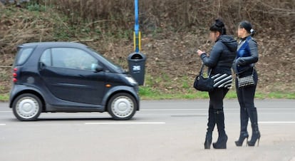 Dos prostitutas esperan a posibles clientes en Saarbrücken, Alemania. 