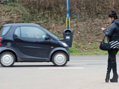 Duas prostitutas esperam possíveis clientes em Saarbrücken, Alemanha.