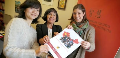 De izquierda a derecha, la profesora Jie Shen, la directora del Instituto Chino de Gipuzkoa, Miren Gabilondo, y la monitora Ainhoa Urmeneta, muestran el folleto de las colonias.