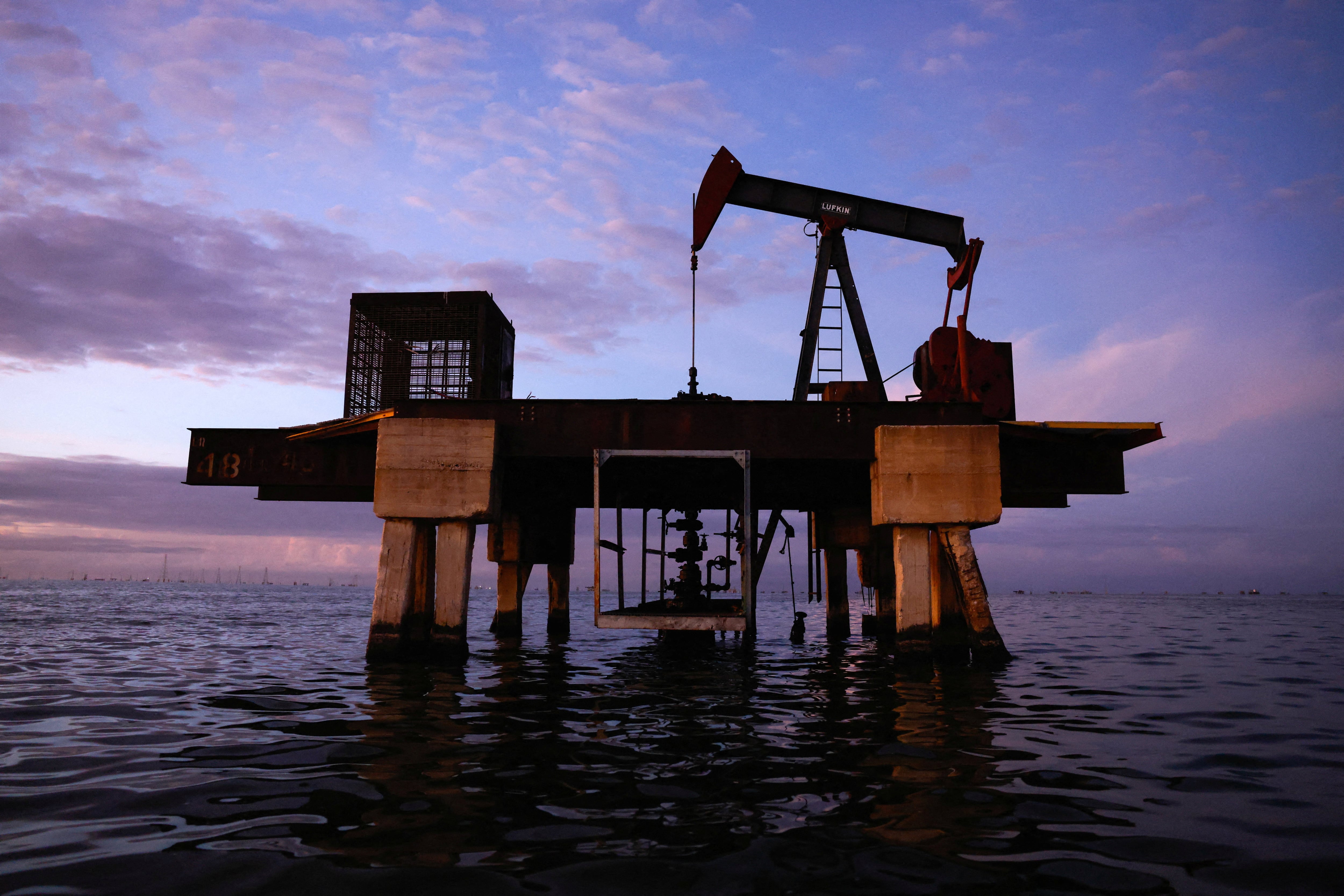 La Casa Blanca confirma la “privatización” del sector petrolero venezolano con un contrato de un siglo