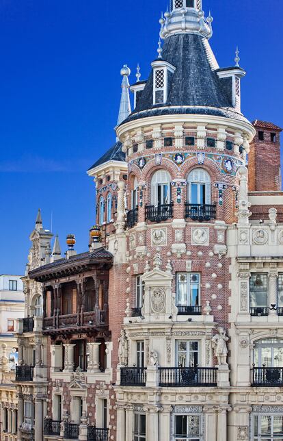El estilo del edificio es regionalista.