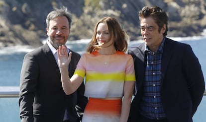 El director Denis Villeneuve (izquierda), junto a los actores Benicio del Toro, una de las estrellas de festival donostiarra, y Emily Blunt, antes de presentar su película 'Sicario'.