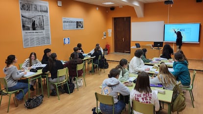 Estudiantes de Física del Bachillerato Internacional en el IES Marqués de Santillana, en Torrelavega (Cantabria).