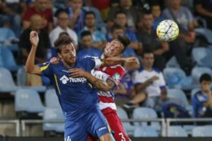 Pedro León, ante el Granada.